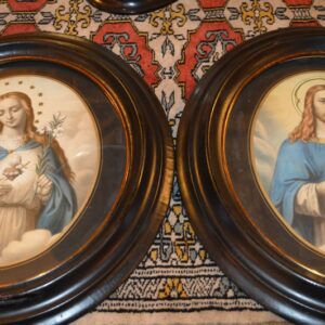 2 Religieuze voorstellingen in ovale antieke lijsten