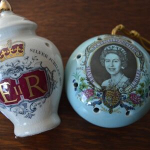 Pomanders. 2 Porseleinen jubileum geurbollen; Queen Elisabeth