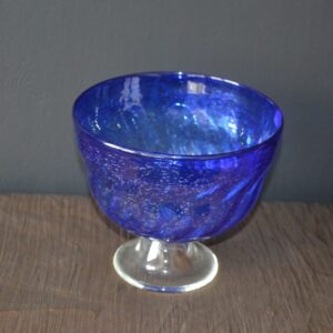 Bokaal, blauw glazen bokaal op transparant glazen voet